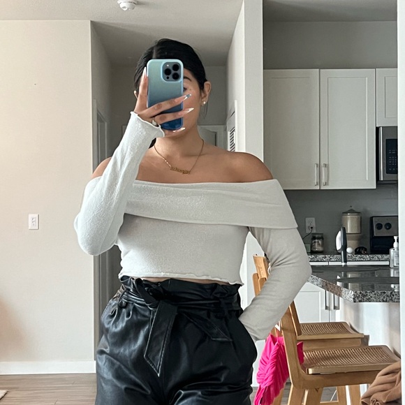 Offshoulder top - Picture 2 of 4